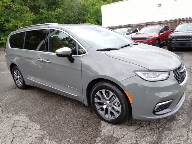 Used 2023 Chrysler Pacifica Pinnacle FWD image 9