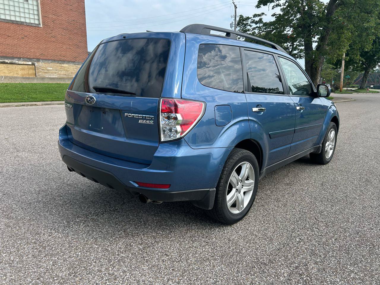 Used 2010 Subaru Forester 2.5X Limited AWD/4WD image 2
