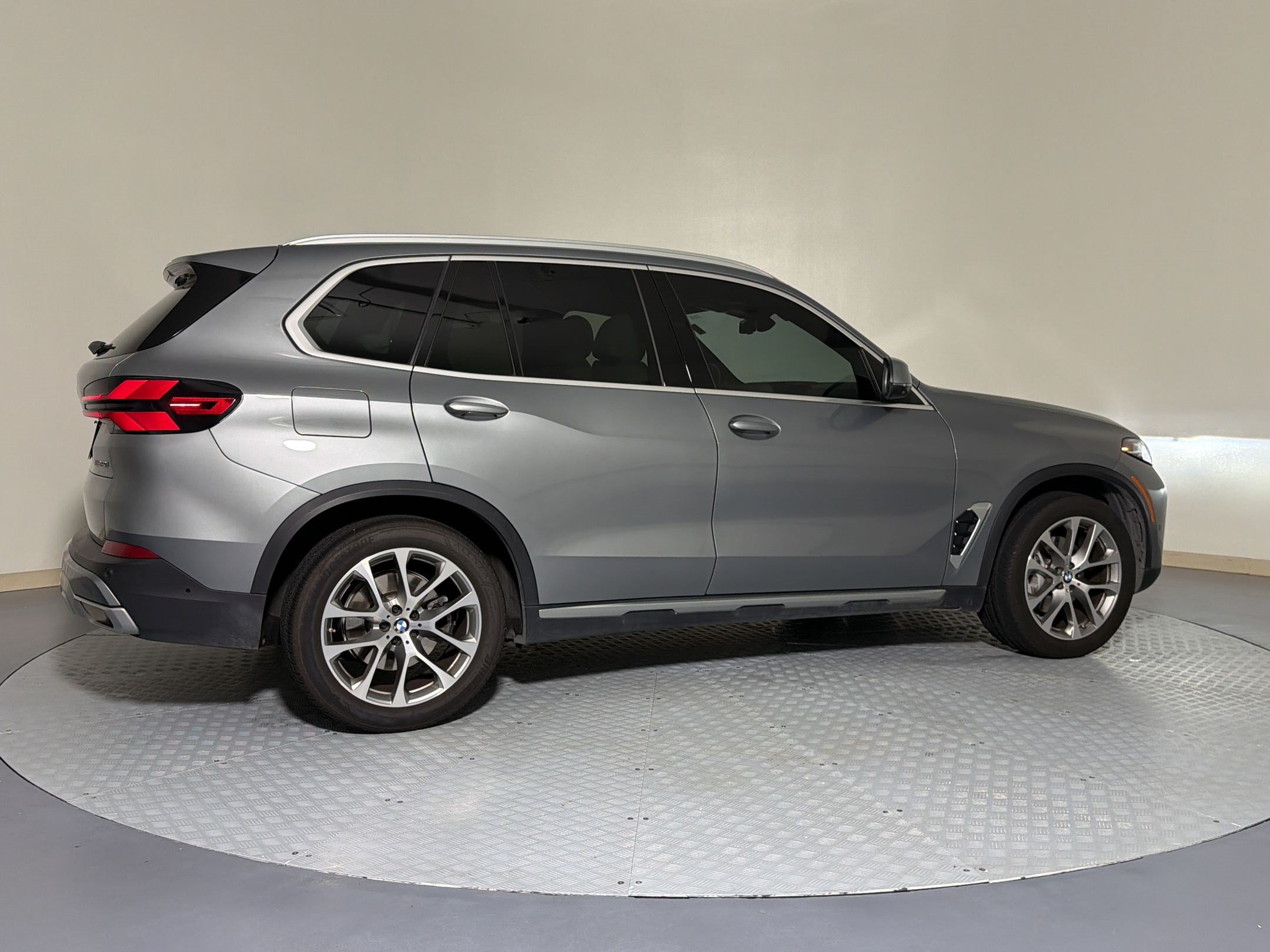 Certified 2024 BMW X5 xDrive40i w/ Parking Assistance Package AWD/4WD image 8