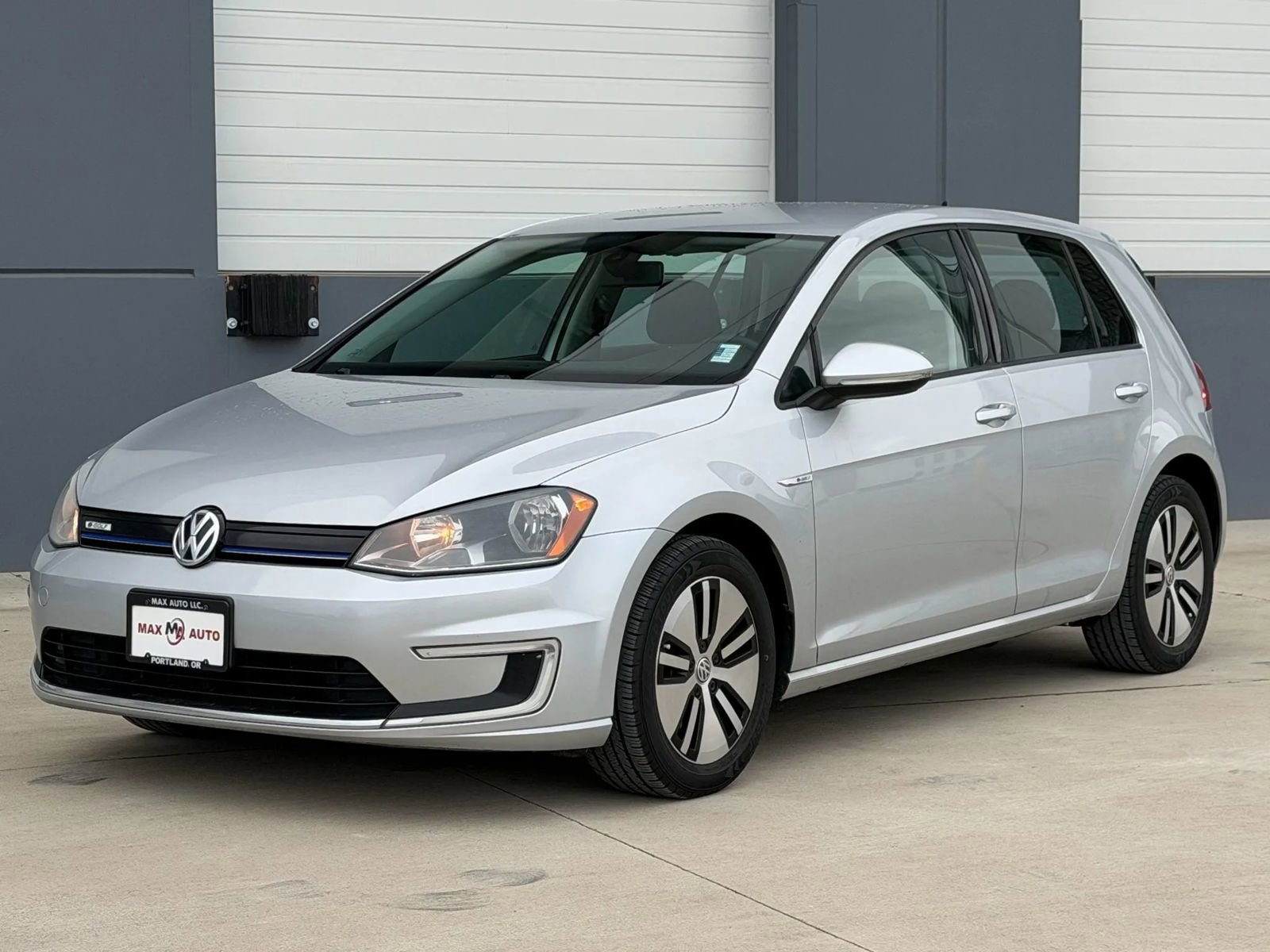 Used 2016 Volkswagen e-Golf SE image 4
