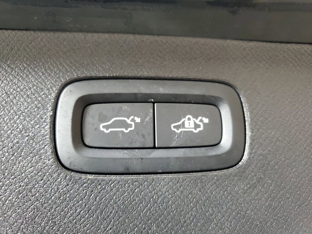 Certified 2025 Volvo XC90 B5 Core AWD/4WD image 10