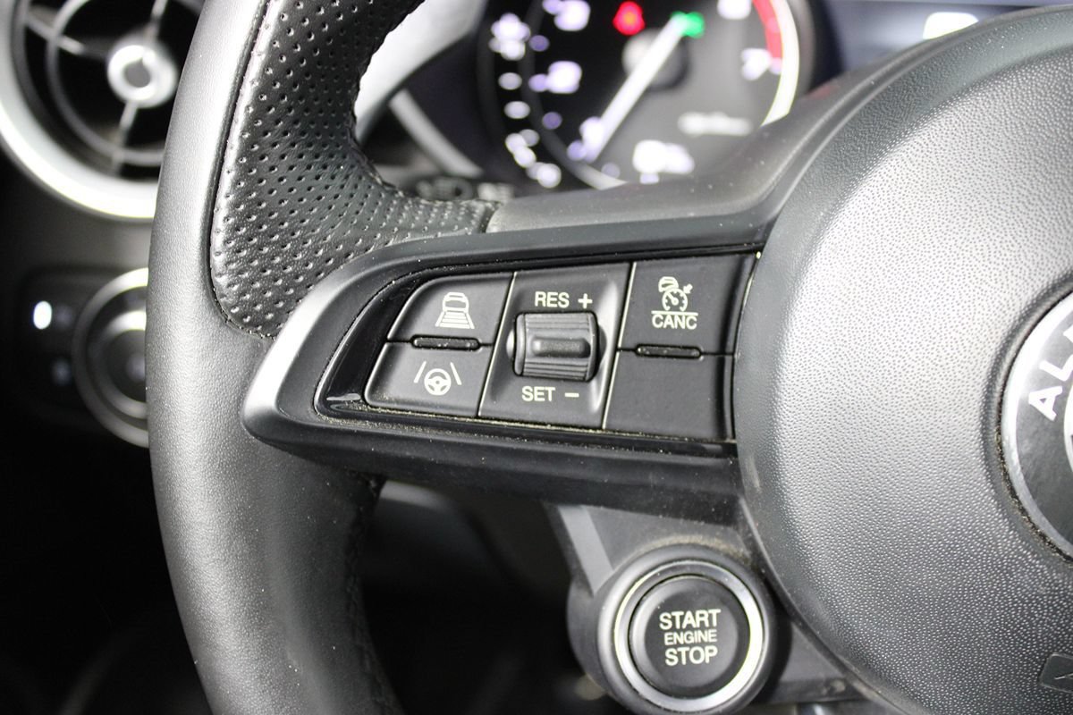 Used 2023 Alfa Romeo Giulia Veloce RWD image 17