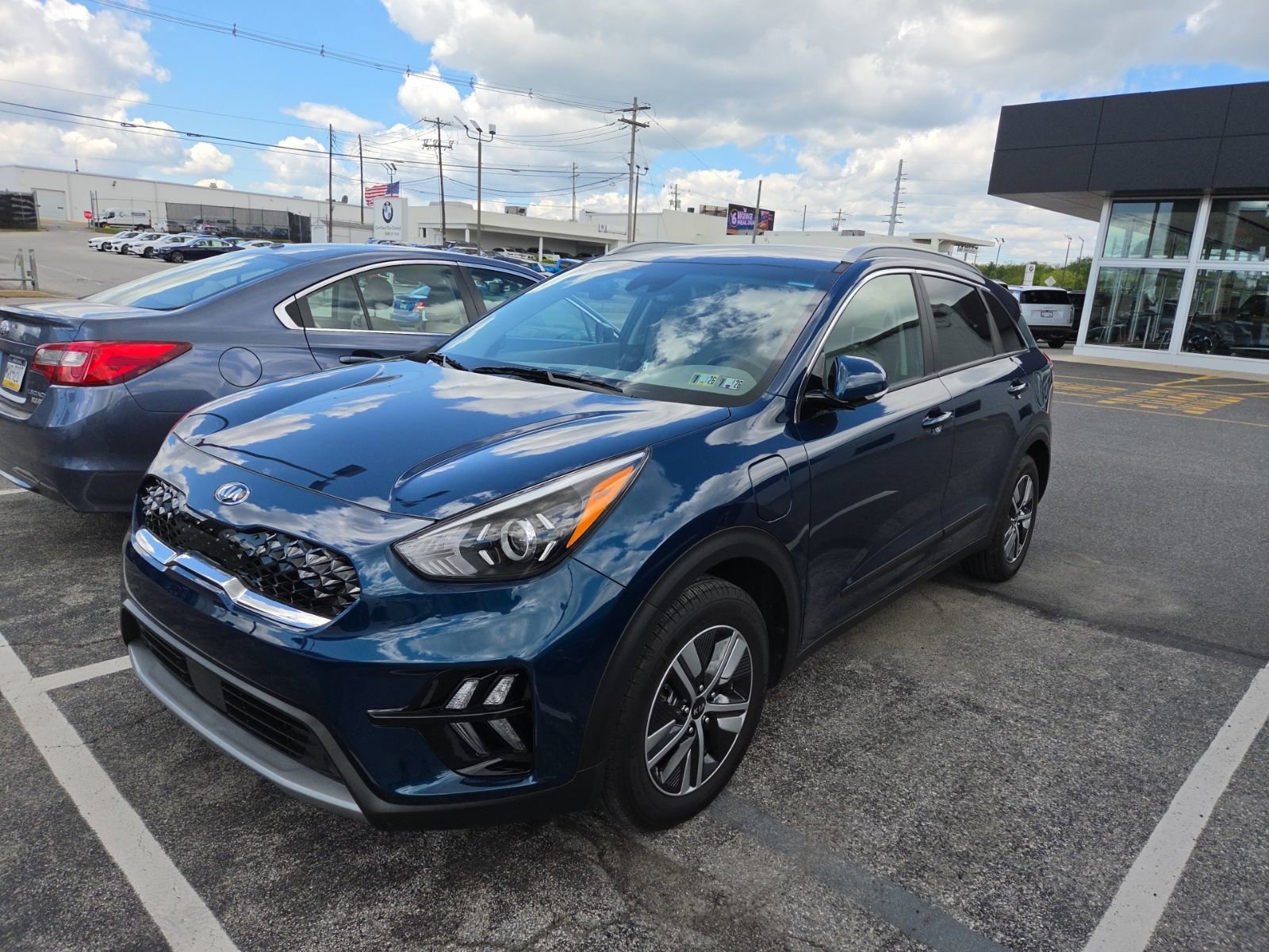 Used 2021 Kia Niro EX image 1