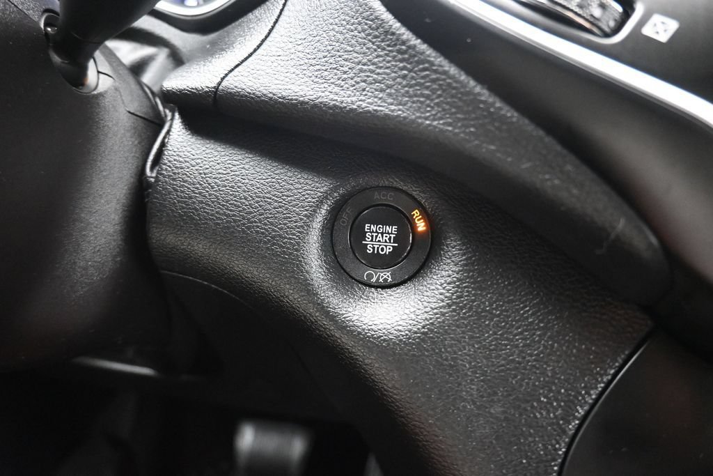 Used 2019 Jeep Cherokee Latitude Plus w/ Cold Weather Group AWD/4WD image 20