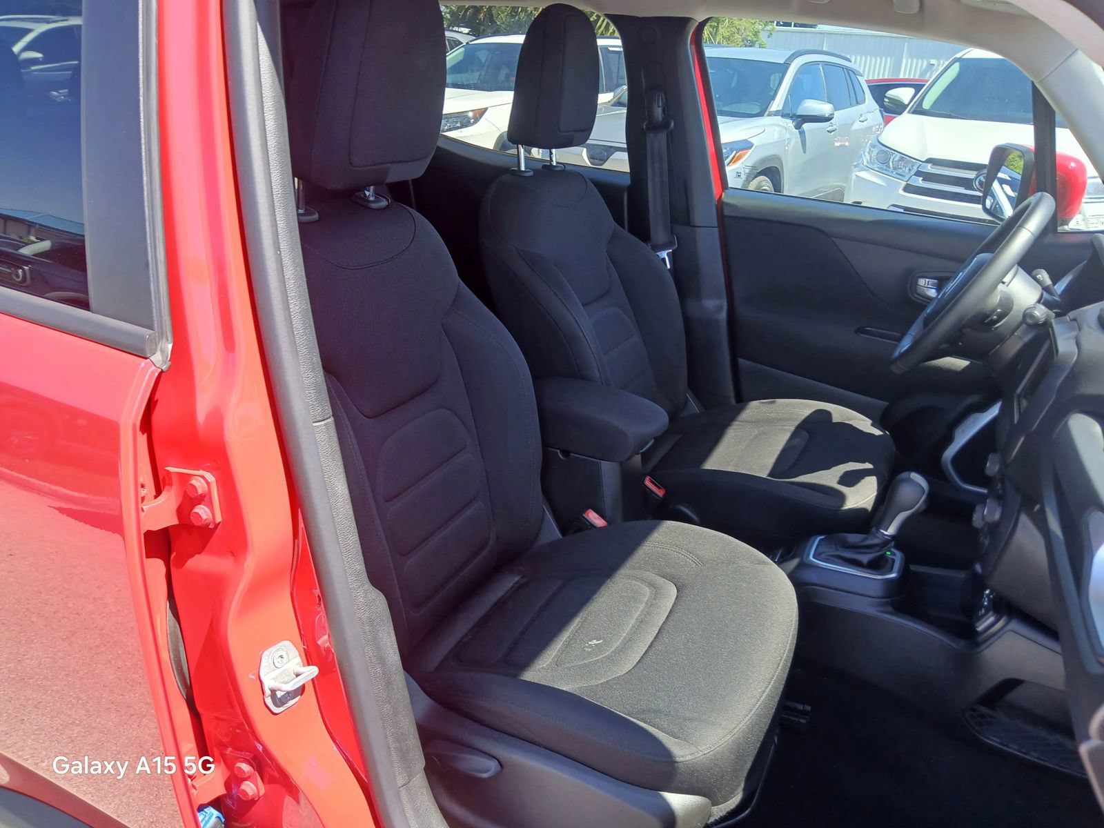 Used 2019 Jeep Renegade Latitude FWD image 15