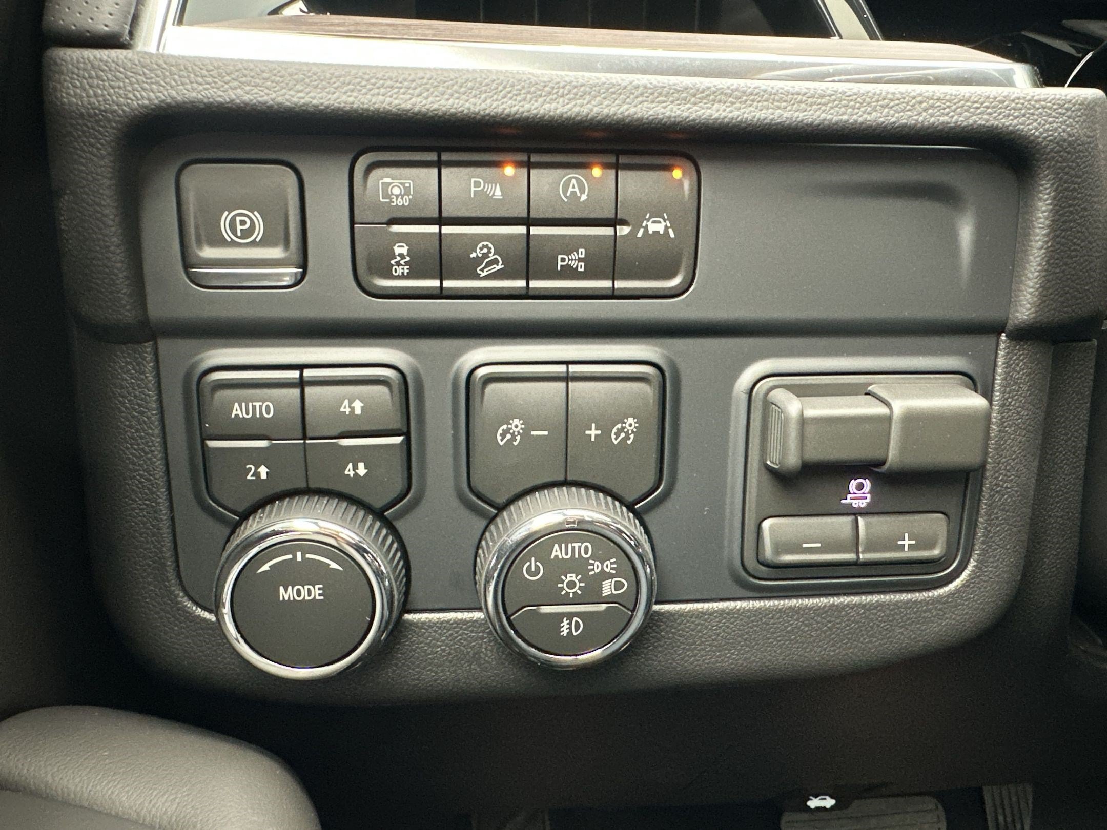New 2026 Chevrolet Suburban Premier w/ Sun And Tow Package AWD/4WD image 36