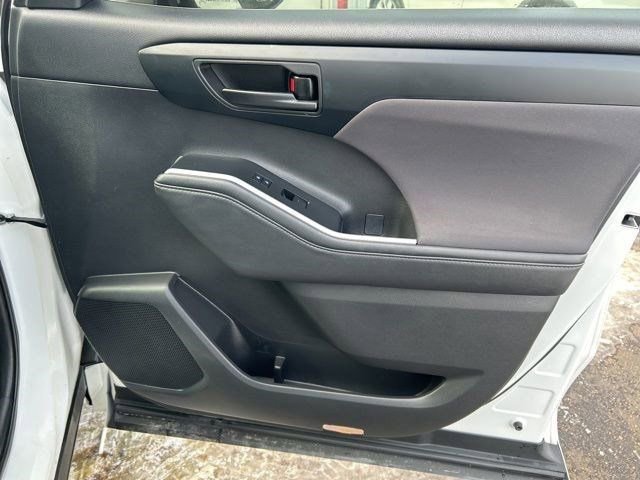 Used 2022 Toyota Highlander L image 41