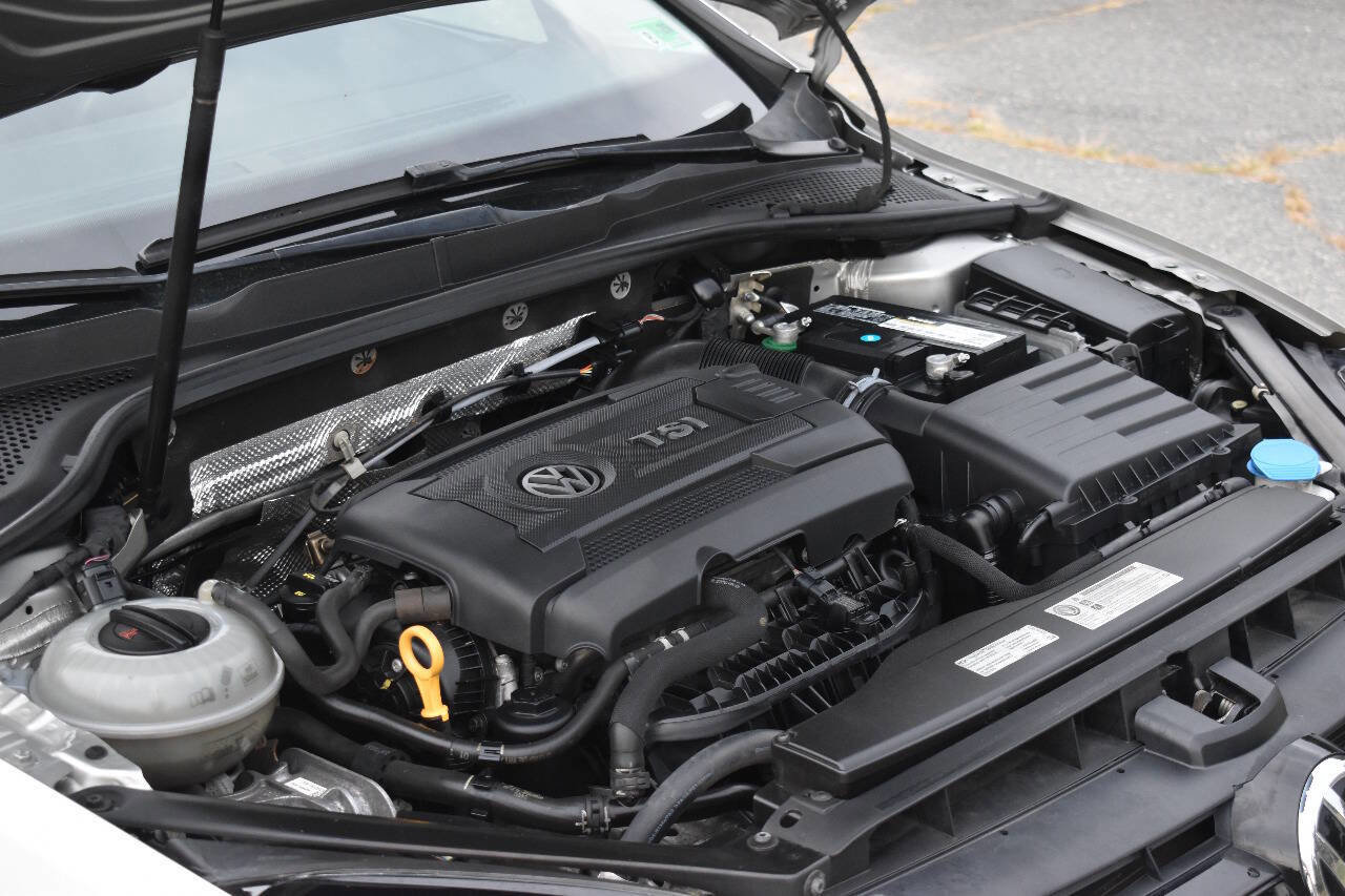 Used 2015 Volkswagen Golf S image 35