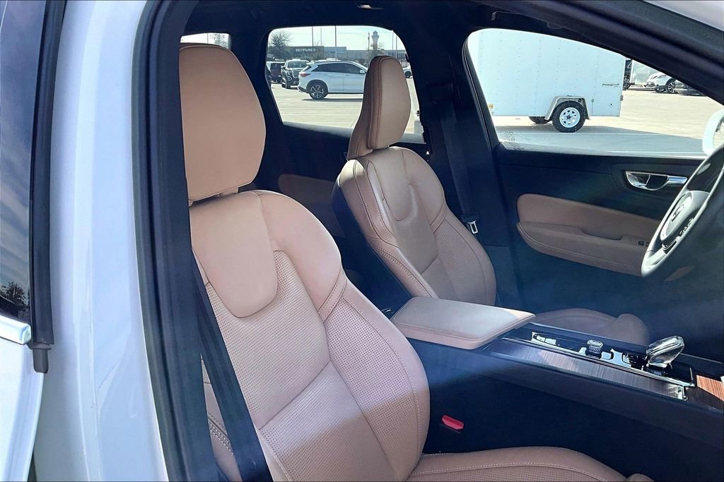 Used 2023 Volvo XC60 B5 Ultimate w/ Climate Package image 10