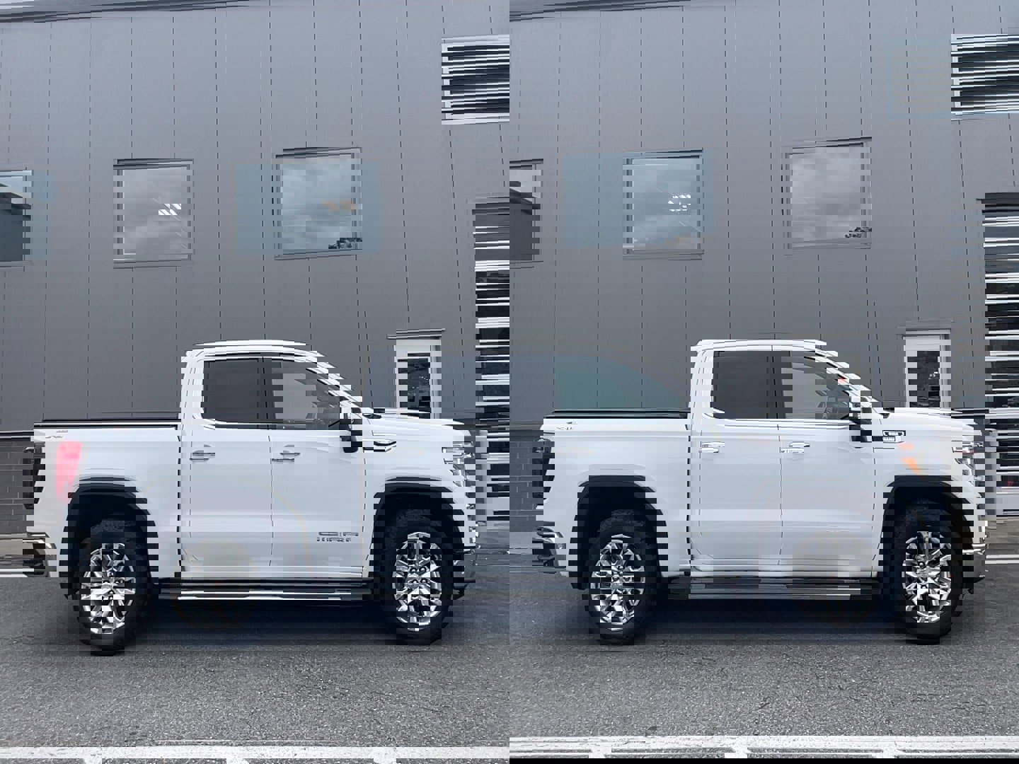 Used 2021 GMC Sierra 1500 SLT w/ SLT Premium Plus Package image 4