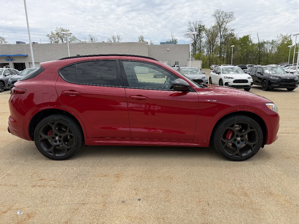 Used 2022 Alfa Romeo Stelvio Veloce AWD/4WD image 3