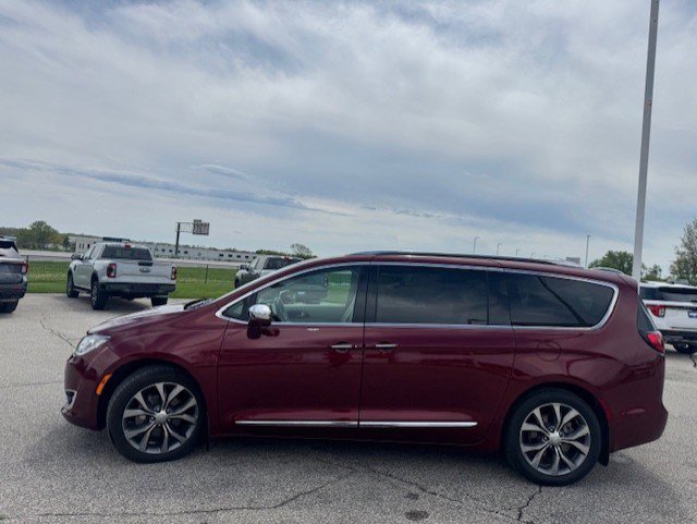 Used 2020 Chrysler Pacifica Limited w/ Tire & Wheel Group FWD image 6