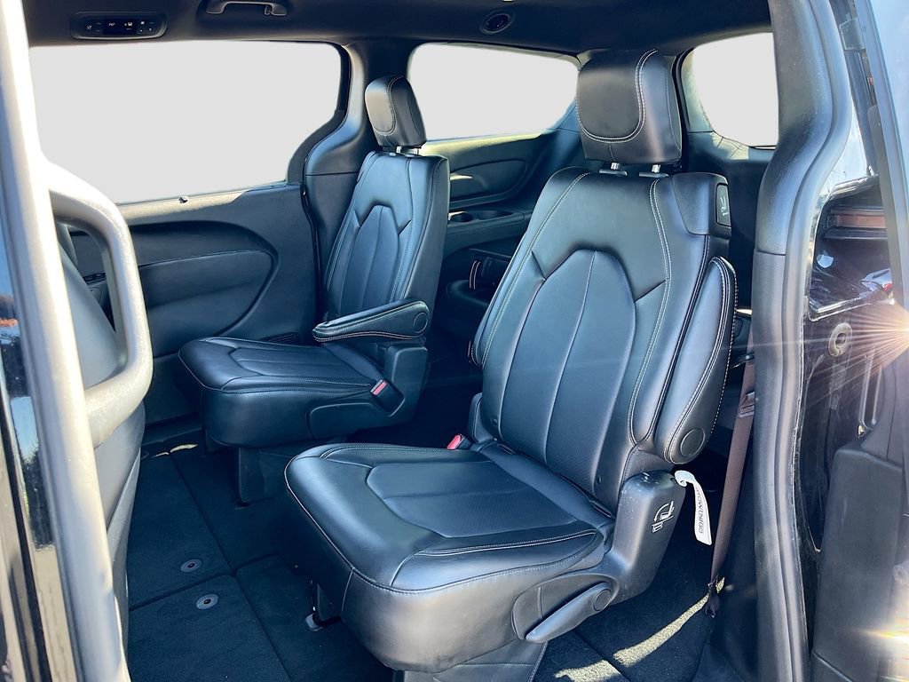 Certified 2025 Chrysler Pacifica Select image 29