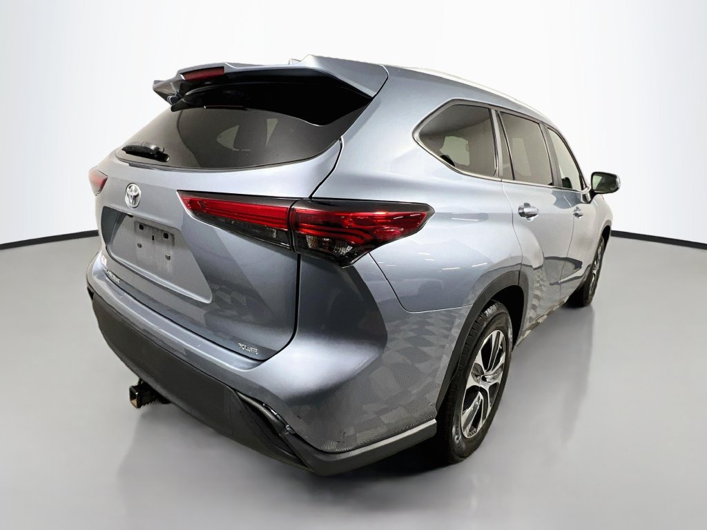 Used 2023 Toyota Highlander XLE FWD image 3
