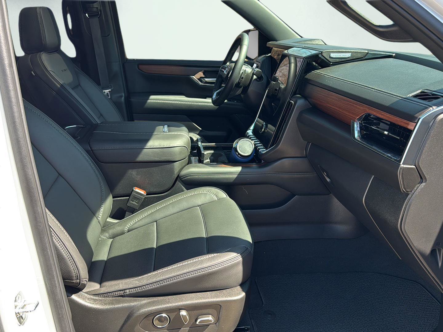 Used 2025 GMC Yukon Denali w/ Sun & Power Step Package image 29