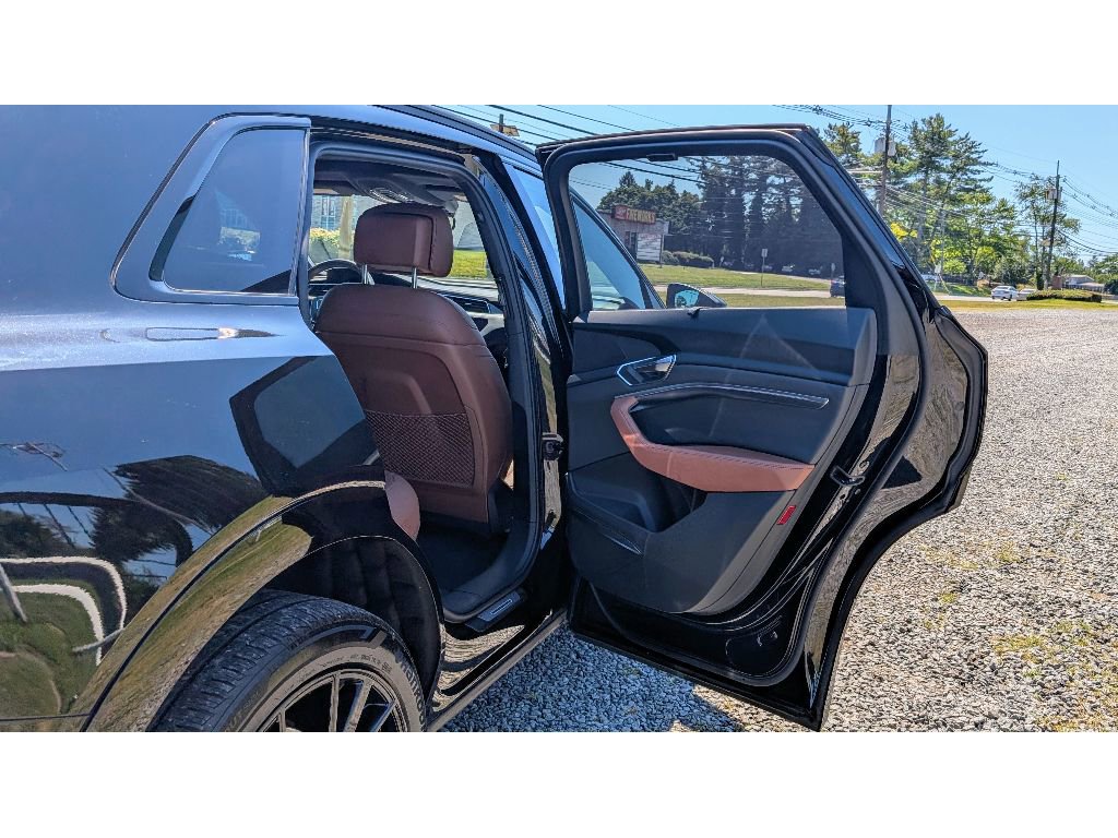 Used 2023 Audi e-tron Chronos image 12