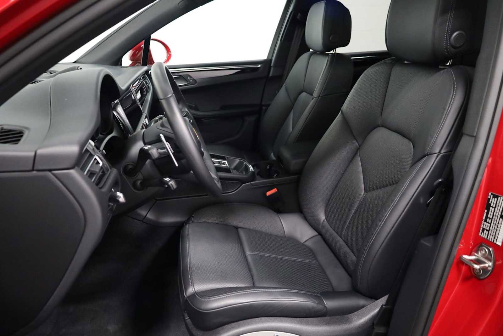 Certified 2025 Porsche Macan image 5