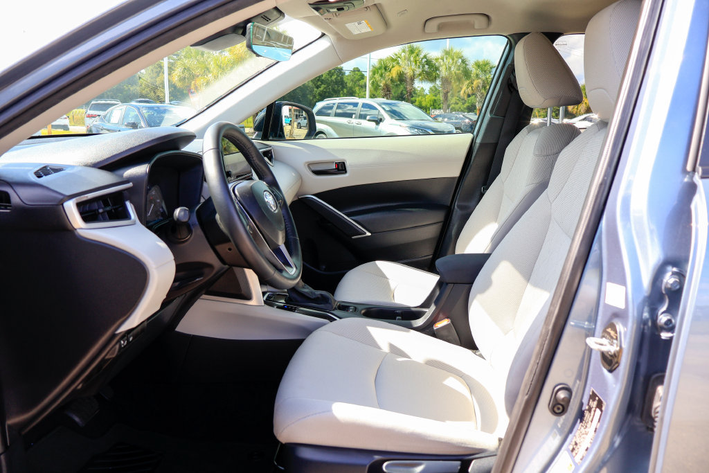 Used 2025 Toyota Corolla Cross LE FWD image 9