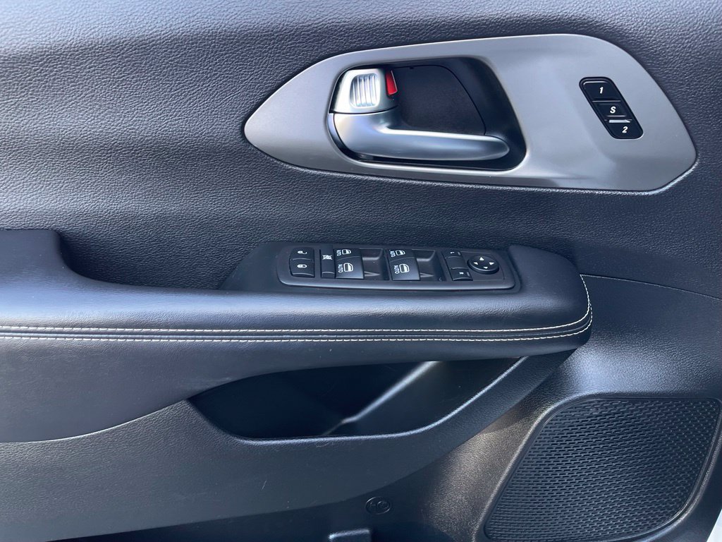 Used 2025 Chrysler Pacifica Select FWD image 9