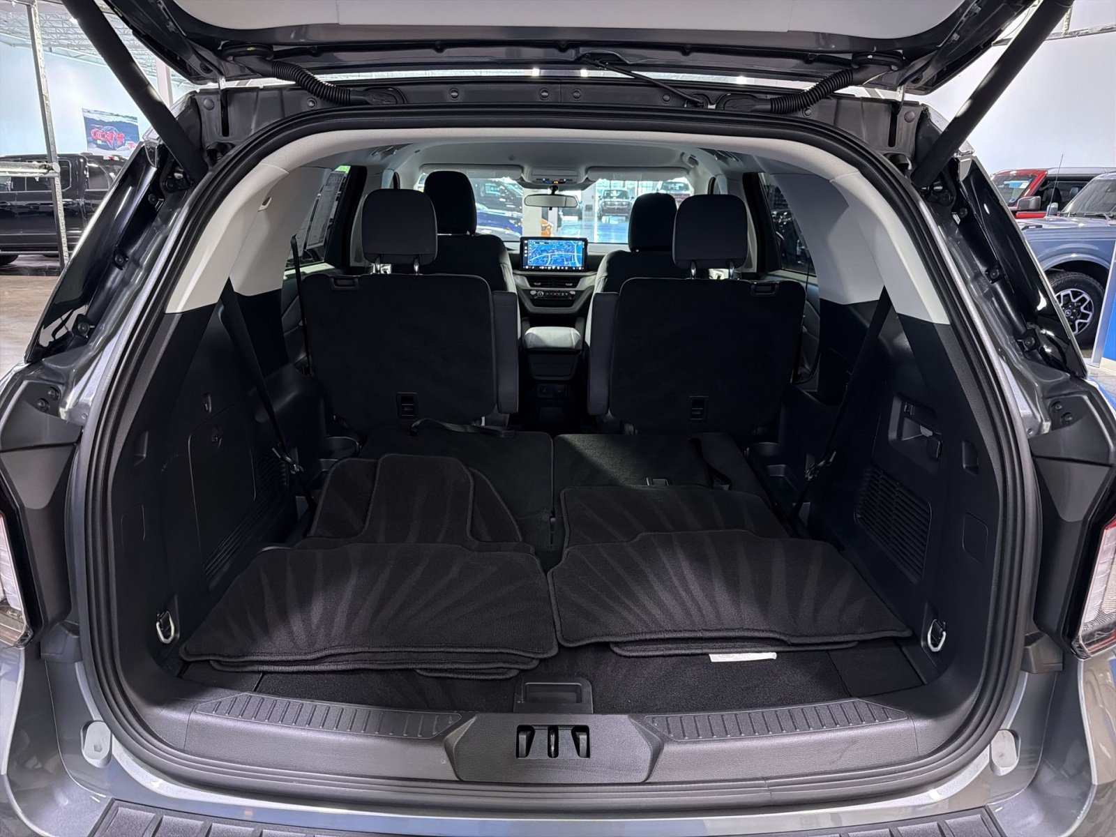 Used 2025 Ford Explorer Active RWD image 30