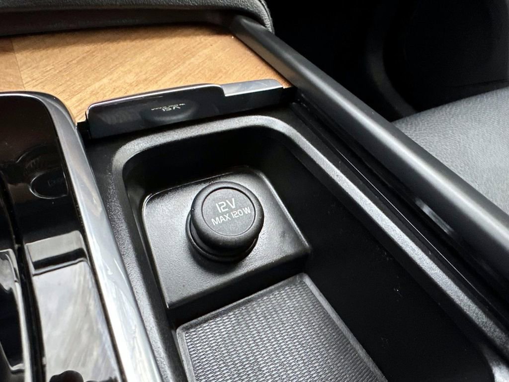 Used 2023 Volvo XC90 B6 Plus w/ Protection Package Premier image 22