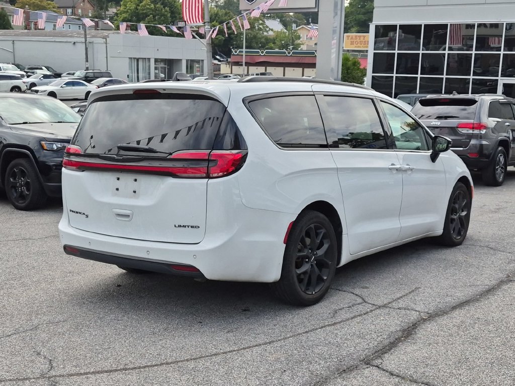 Used 2025 Chrysler Pacifica Limited FWD image 5