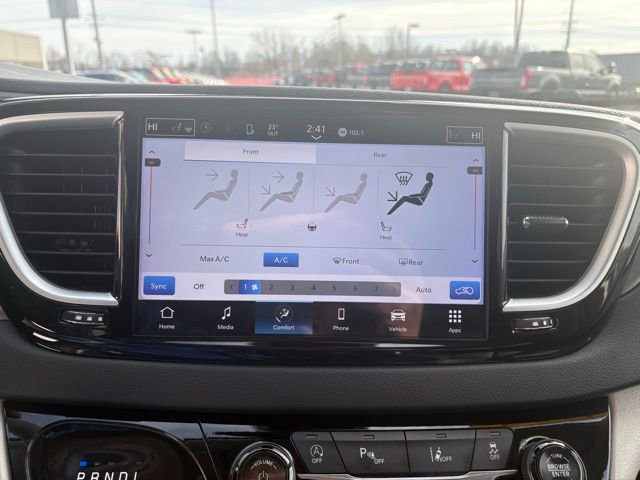 Used 2024 Chrysler Pacifica Touring-L image 17