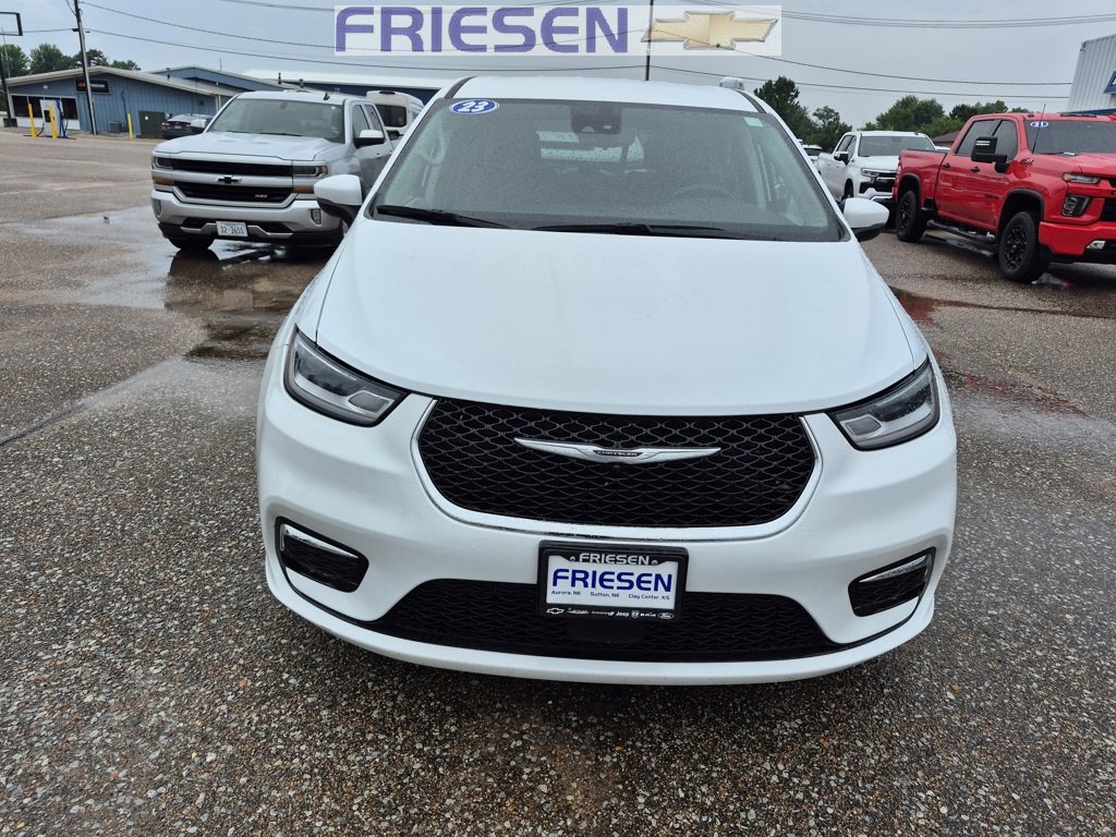 Used 2023 Chrysler Pacifica Touring-L image 9