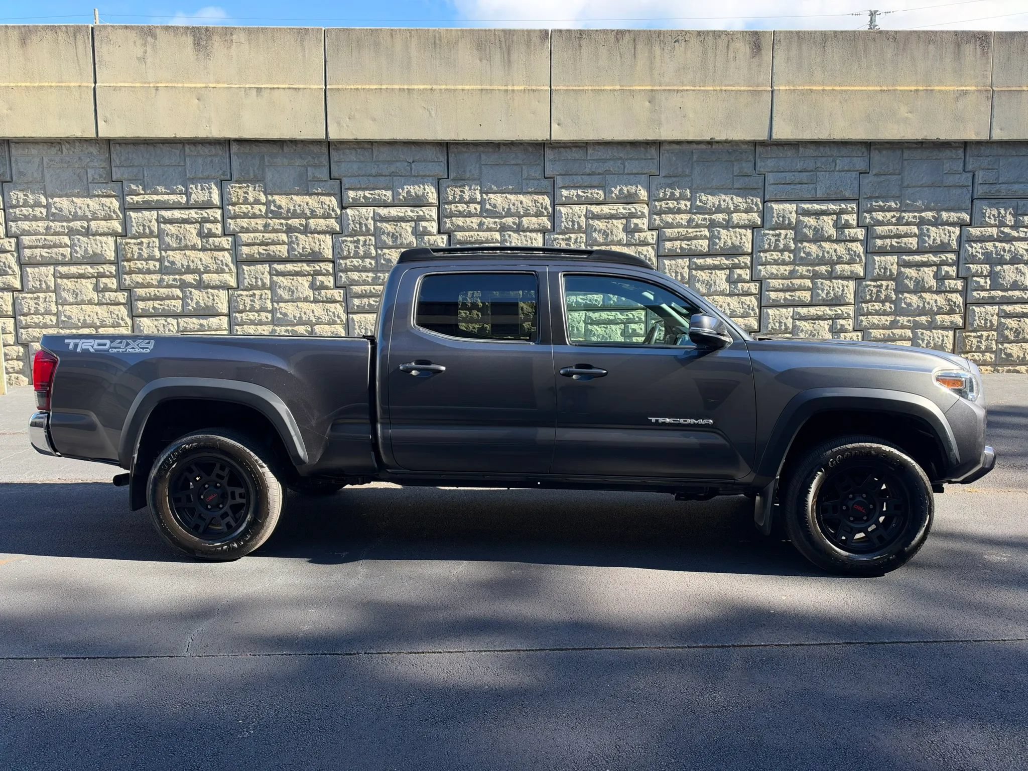 Used 2019 Toyota Tacoma TRD Off-Road AWD/4WD image 6