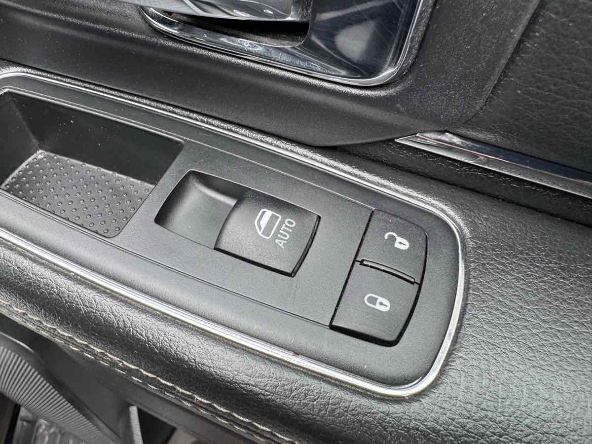 Used 2015 RAM 1500 Laramie AWD/4WD image 31