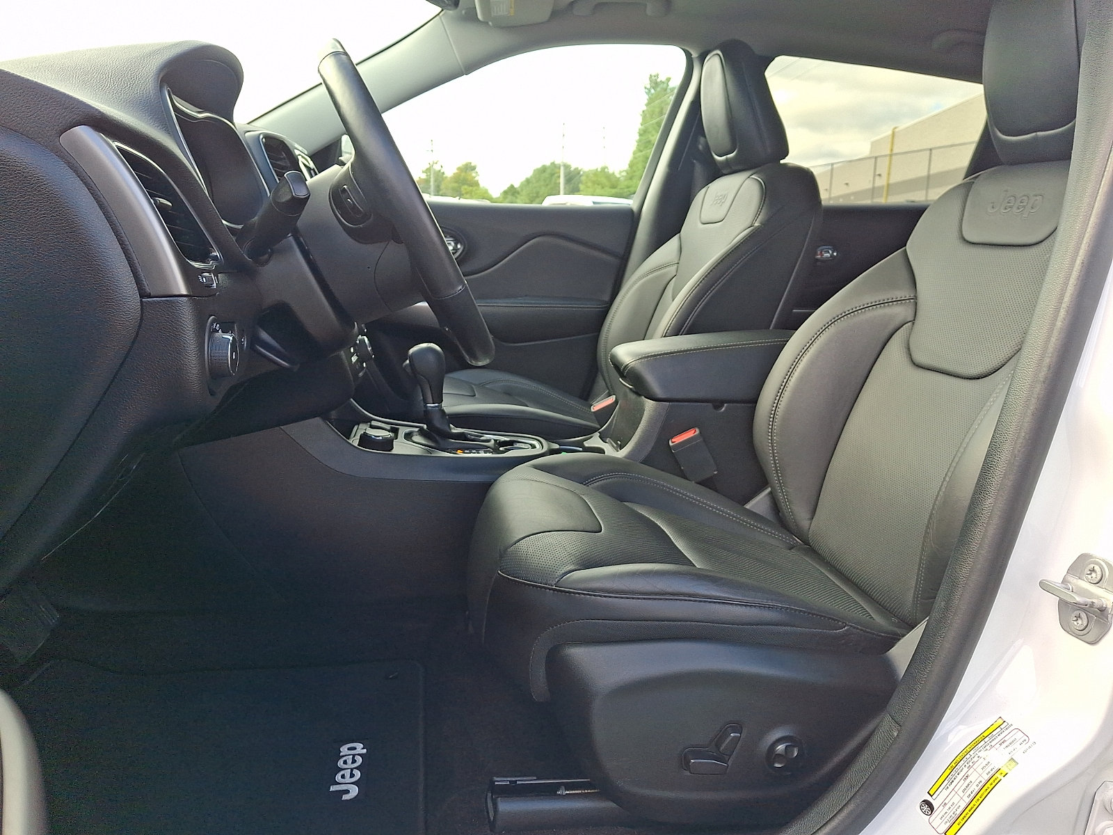 Used 2019 Jeep Cherokee Limited AWD/4WD image 13