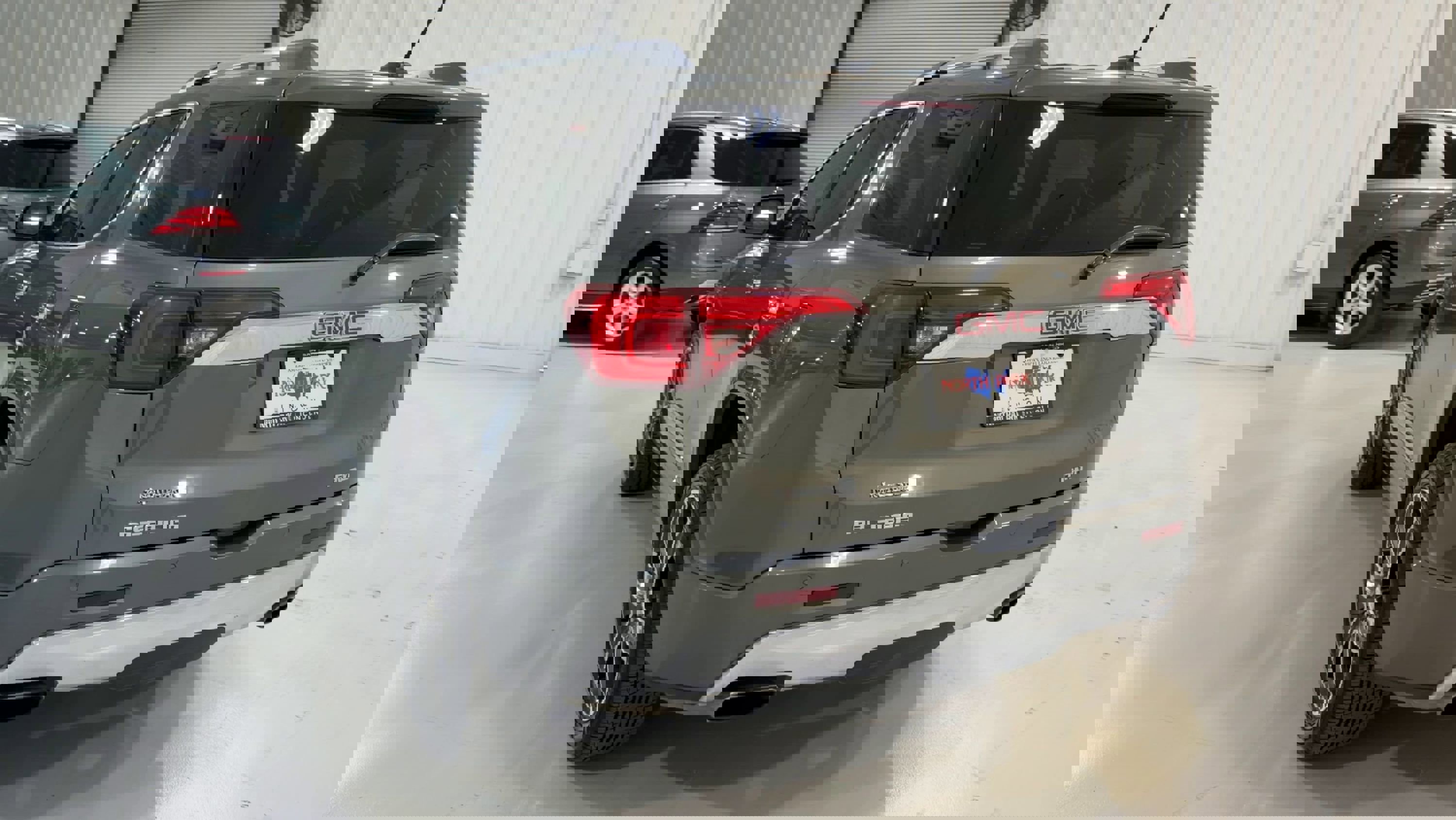 Used 2018 GMC Acadia Denali w/ Technology Package image 8