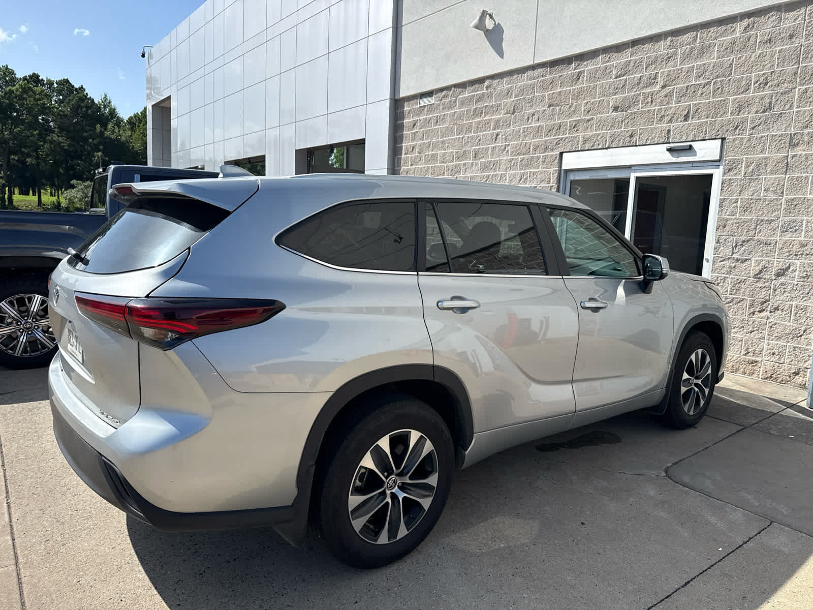 Certified 2025 Toyota Highlander XLE AWD/4WD image 4
