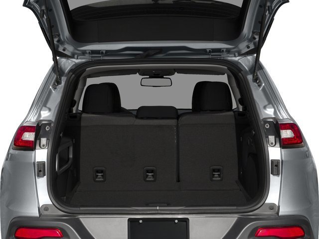 Used 2018 Jeep Cherokee Latitude w/ Altitude Package FWD image 16