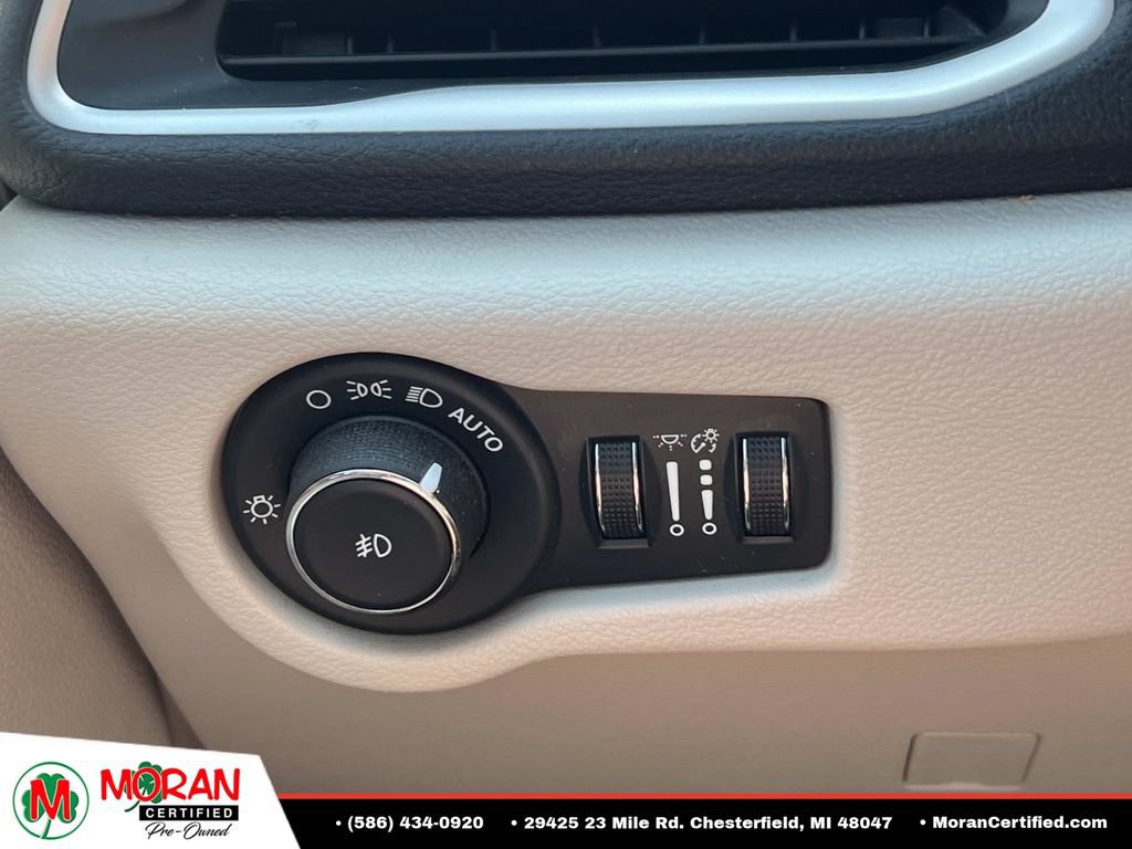 Used 2023 Chrysler Pacifica Touring-L FWD image 26