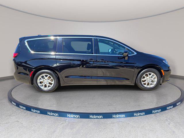 Used 2025 Chrysler Pacifica Select FWD image 5