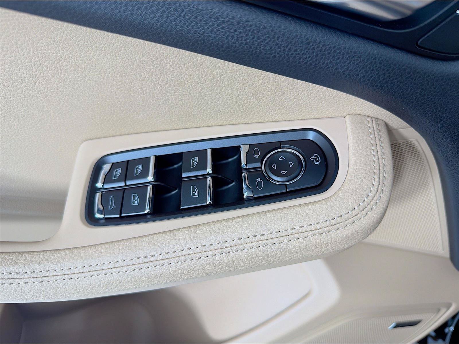 New 2026 Porsche Macan Turbo AWD/4WD image 8
