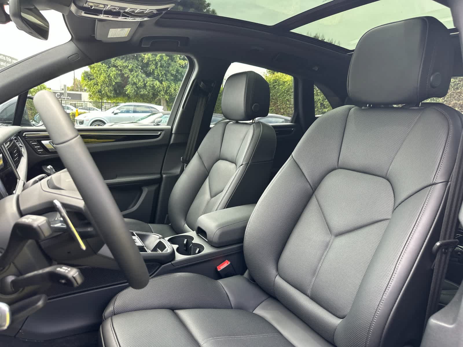 Certified 2025 Porsche Macan AWD/4WD image 5