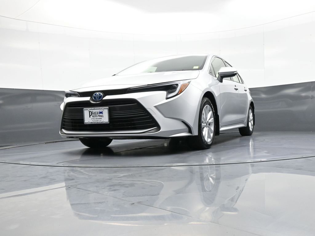 Certified 2025 Toyota Corolla XLE image 25