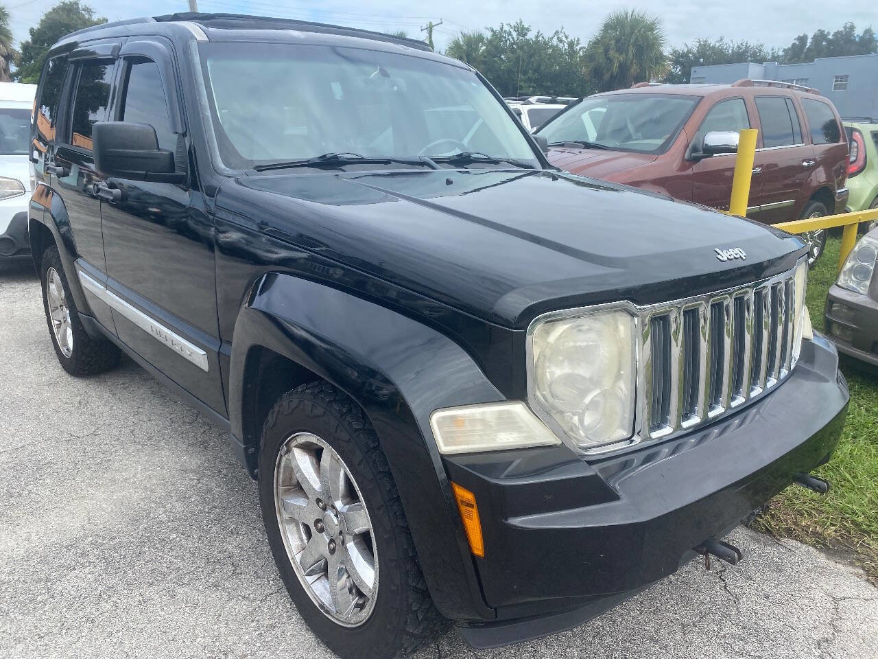Used 2010 Jeep Liberty Limited w/ Tire & Wheel Group AWD/4WD image 2