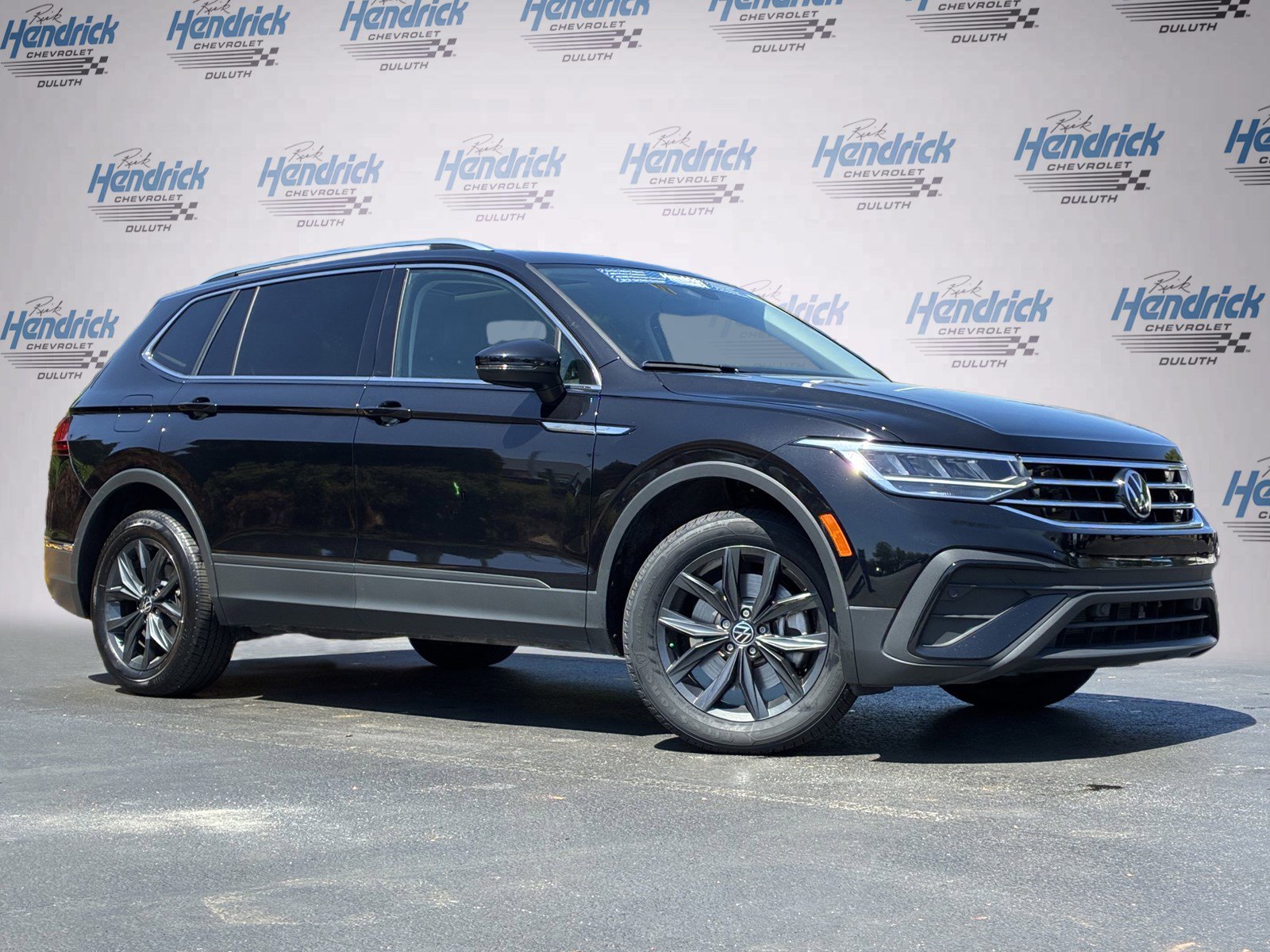 Used 2024 Volkswagen Tiguan SE FWD image 2