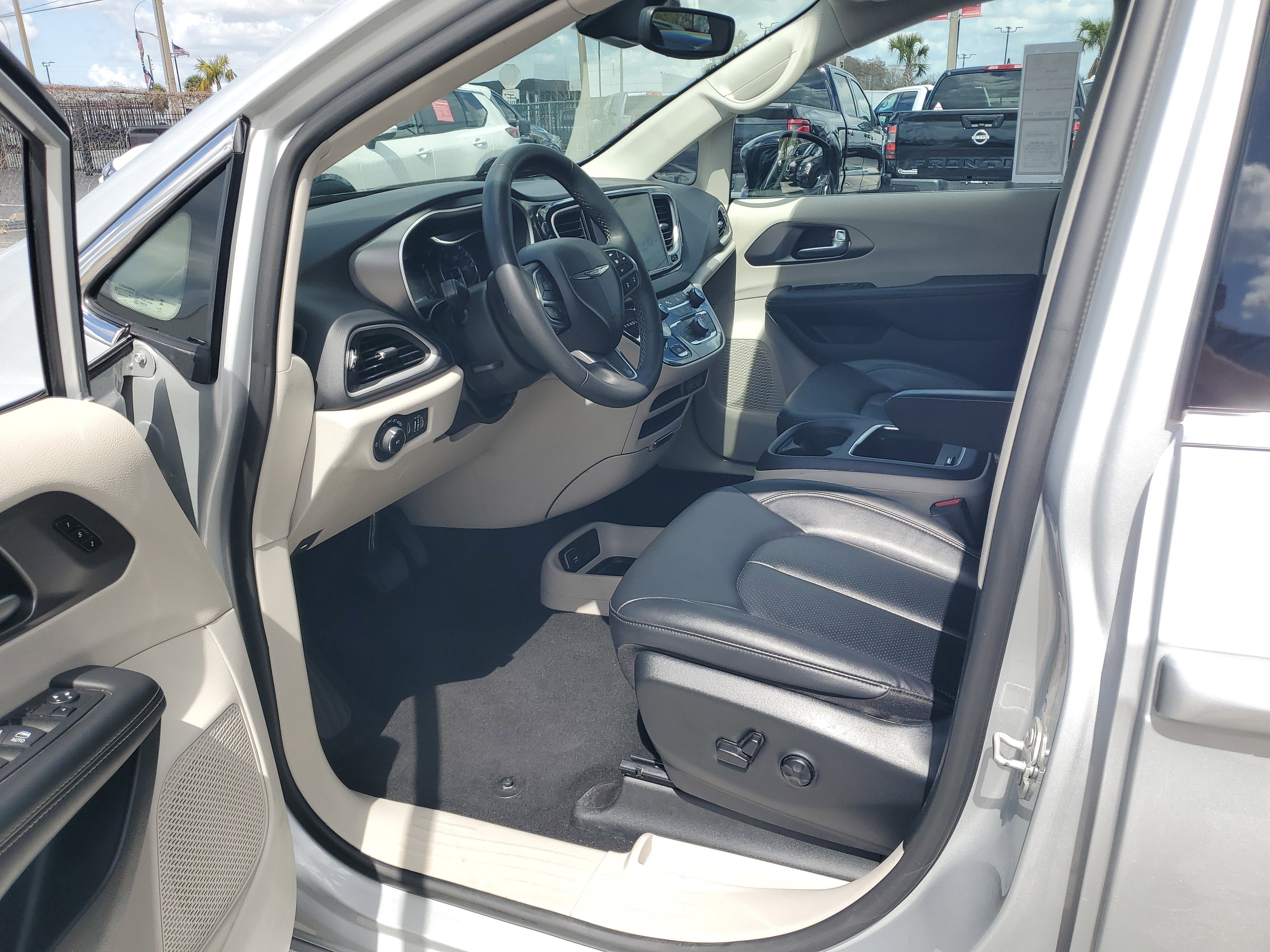 Used 2024 Chrysler Pacifica Touring-L FWD image 11
