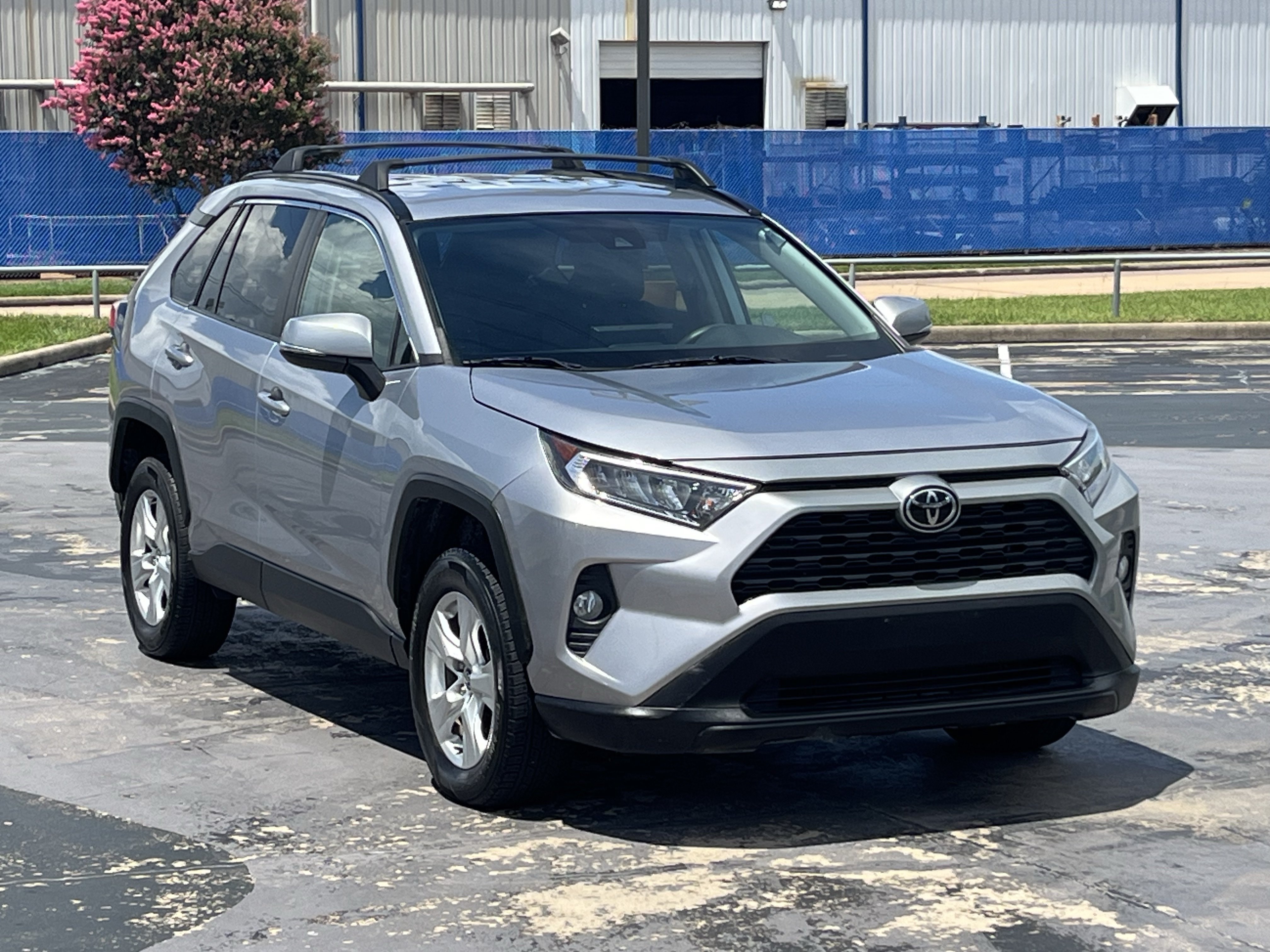 Used 2020 Toyota RAV4 XLE AWD/4WD image 3
