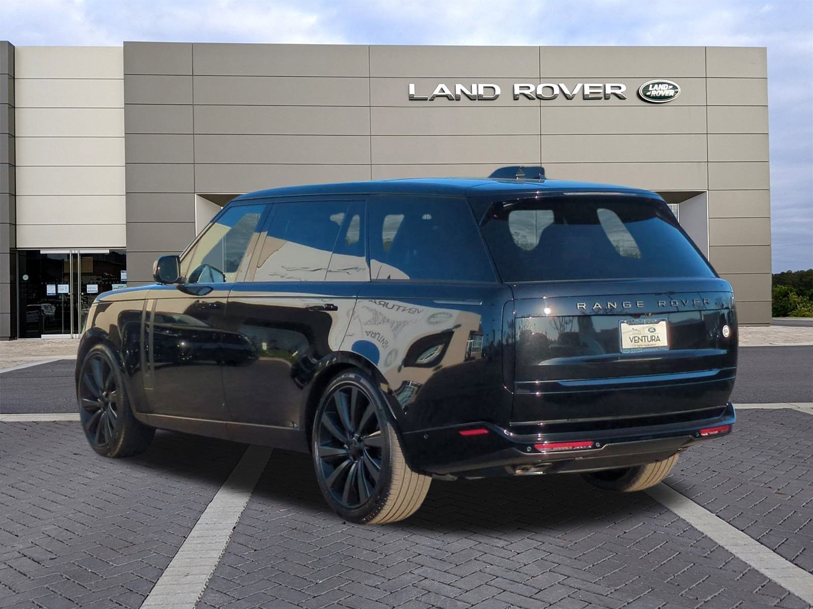 New 2026 Land Rover Range Rover SV image 7