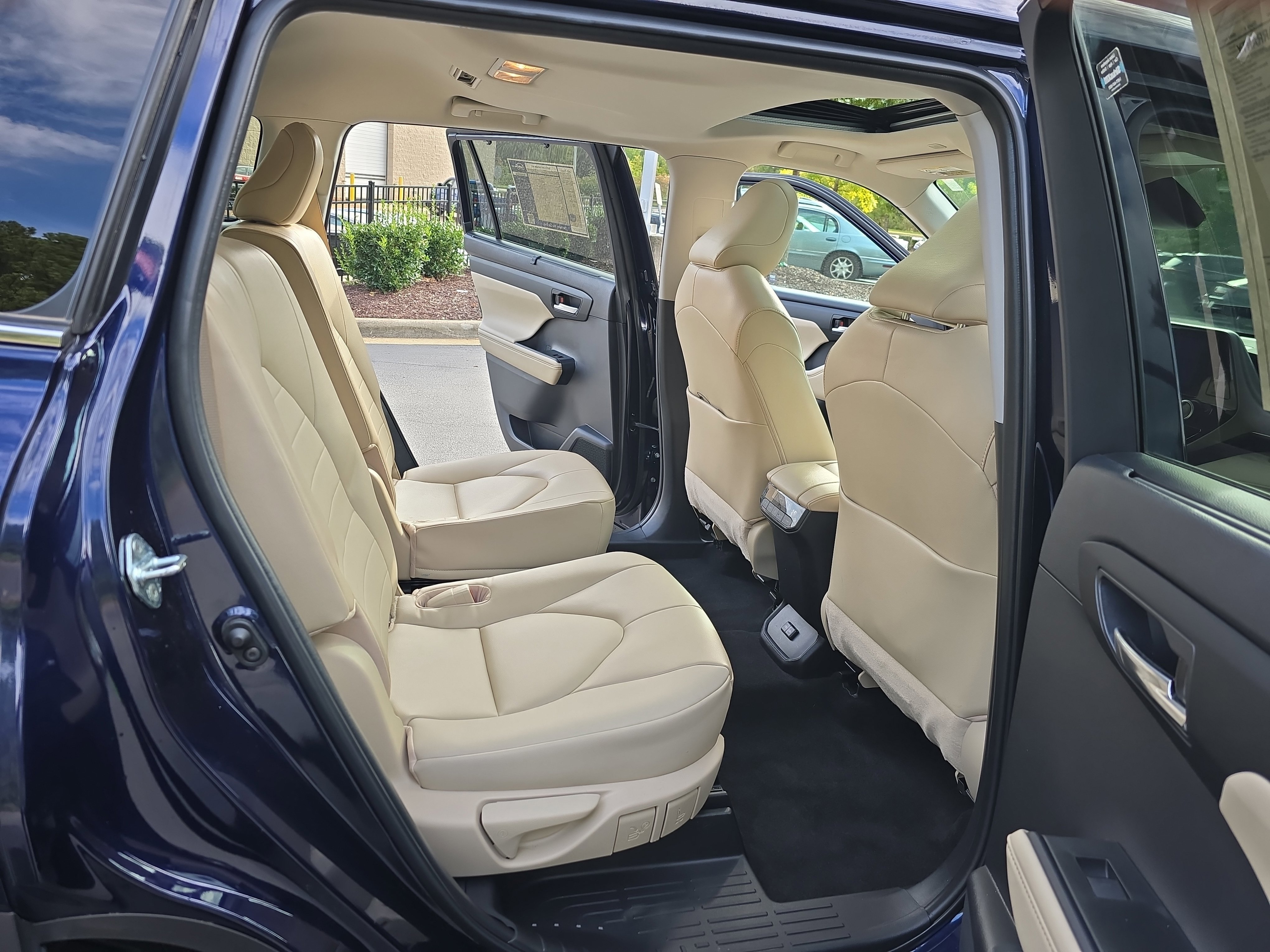 Used 2023 Toyota Highlander XLE image 11