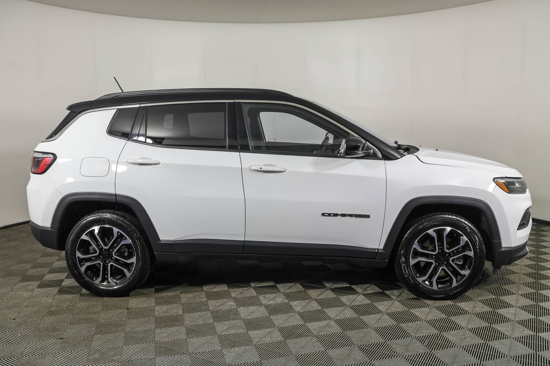 Used 2024 Jeep Compass Limited AWD/4WD image 13