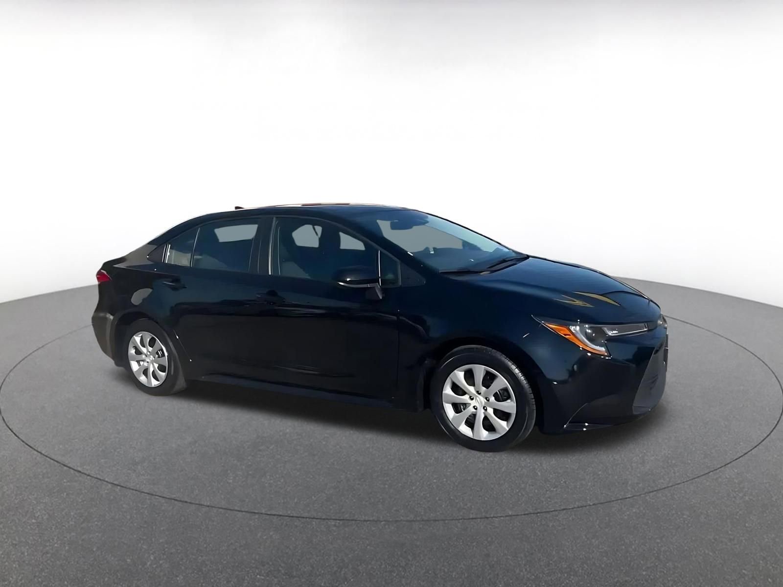 Used 2025 Toyota Corolla LE video 2