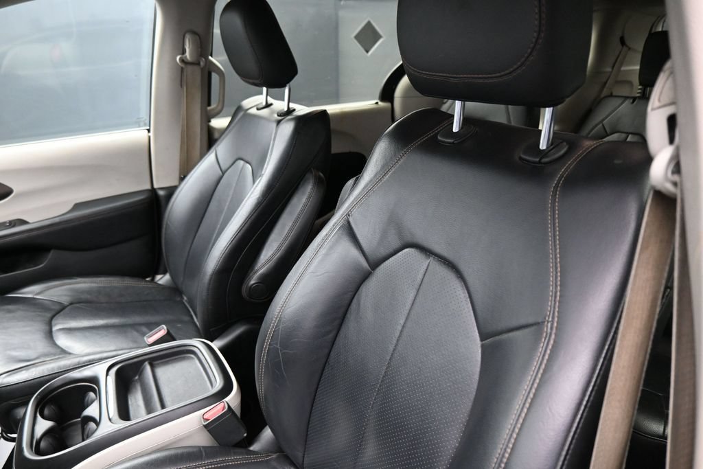 Used 2018 Chrysler Pacifica Touring-L FWD image 12