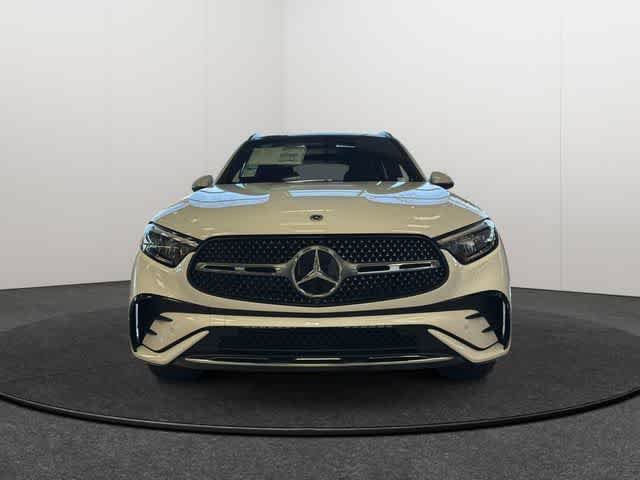 Used 2025 Mercedes-Benz GLC 350e 4MATIC image 2
