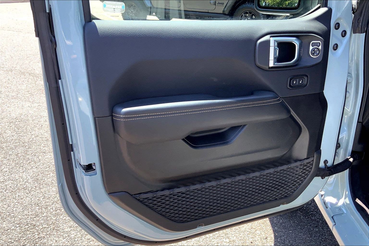 Used 2024 Jeep Wrangler Unlimited Sahara AWD/4WD image 17